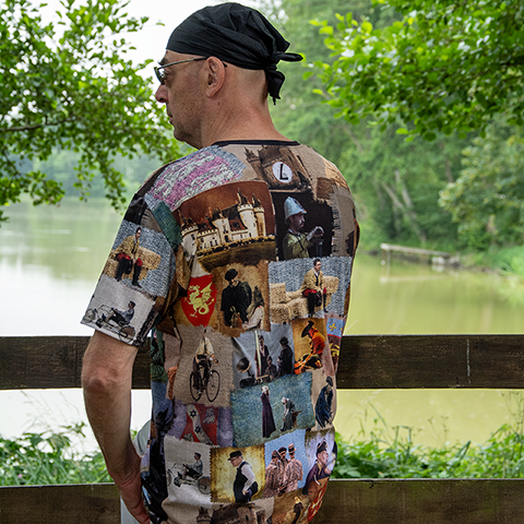 Marc portant le t-shirt heures historiques de la boutique jomelo