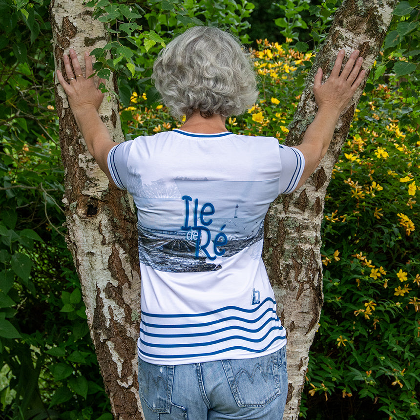 Nathalie portant le t-shirt ile de re de la boutique jomelo