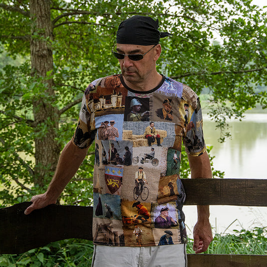 Marc portant le t-shirt heures historiques de la boutique jomelo