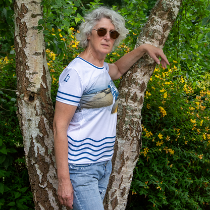 Nathalie portant le t-shirt ile de re de la boutique jomelo